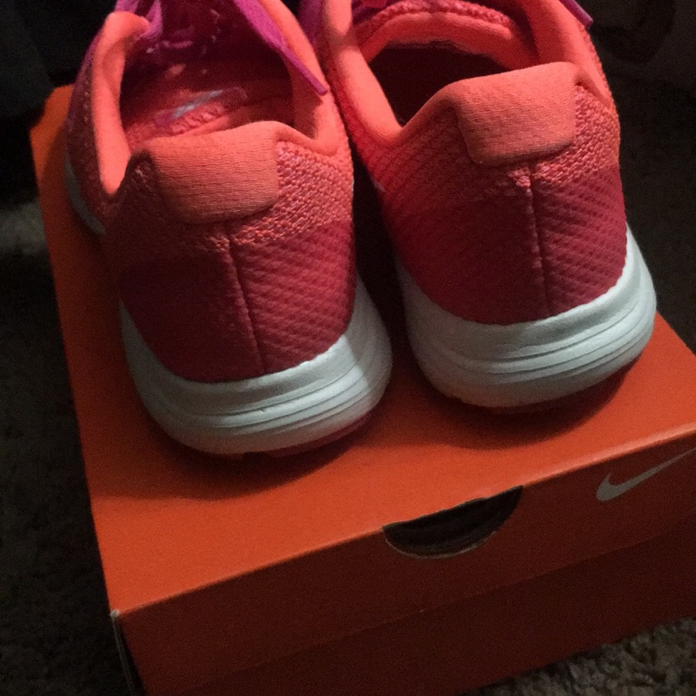 Nike - Picture 3 of 4